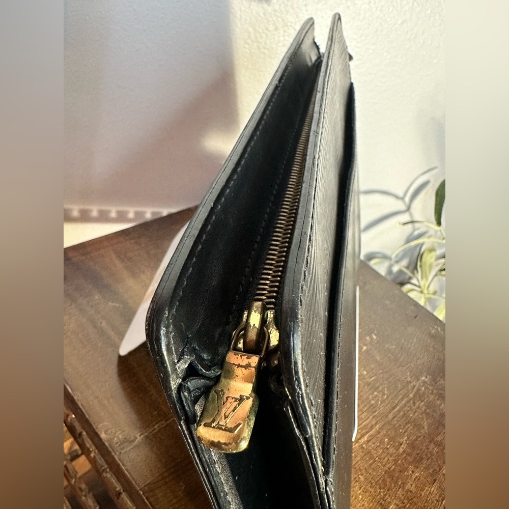 Louis Vuitton black epi clutch see photos for wear and condition - Picture 5 of 12